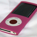 　「クリアジャケットセット for iPod nano 4G（絶滅危惧種コレクション）」は、透明のケースで、前後から挟み込む感じではめ込む。
