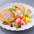 フレッシュ桃とマスカルポーネクリームのパンケーキ　（税込1,099円）