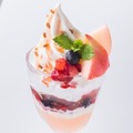 フレッシュ桃と白桃ゼリーのパフェ　（税込659円）
