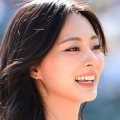 TWICE・ツウィ、“伝説更新”の大胆イメチェン！ピンク髪×青目のへそチラSHOTでファンを撃ち抜く【PHOTO】