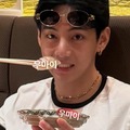 お寿司「ウマイ」「ウマイ」BTS・Vが日本滞在中の様子を一挙公開！“自己管理の達人”ぶり発揮【PHOTO】