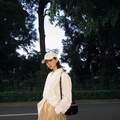 のん、ミニ丈パンツ×シャツで美脚あらわに！「足綺麗」「異次元のオシャレ」 画像