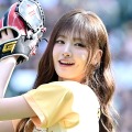 美くびれ際立つ大胆フォーム…IVE・リズ、始球式に登場！ピザ70枚の差し入れも話題に【PHOTO】 画像