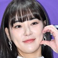 インナーはどこに？思い切った“素肌ジャケット”姿を堂々披露、韓国元アイドル女優の肉体が話題 画像