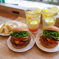【実食】ジューシーな肉と夏野菜！フレッシュネスの“夏バーガー”は「味変」もおすすめ 画像