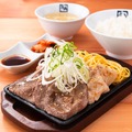 ねぎ塩豚カルビ・タン焼き定食（税込968円）