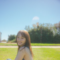川栄李奈、オーバーオールから美肌＆水着チラ見せ！ 画像