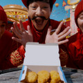堺雅人が“巨大ナゲット型ハンマー”を振り下ろす！マクドナルド新CMで「Mr.トクニナルド」として再登場 画像