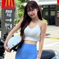 こんな薄着で大丈夫？韓国チアガール、大胆レギンスの“バイク女子”に変身「スタイルが素晴らしい」【PHOTO】 画像