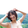 “グラビア界の超新星”榎原依那、モノトーン水着で圧巻グラビア！『FLASH』初登場でいきなり表紙に 画像