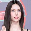まるでお人形…ILLIT・ユナ、“くるくるウェーブヘア”で放つキュートな魅力にファン悶絶「言葉が出ない」【PHOTO】 画像