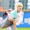 チラ見えの腹筋に目が行く…TXT・スビン、韓国プロ野球の始球式で豪快ピッチング披露！【PHOTO】 画像