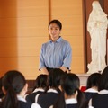 カヲル、愛実を追いかけいきなり抱きしめる！驚く愛美は…『愛の、がっこう。』４話