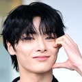 Stray Kids・I.N、黒髪✕陶器肌の成熟した魅力でファンを虜に「かっこよさについていけない」【PHOTO】 画像