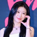 ITZY・チェリョン、ドキドキする距離感のベッド寝そべりSHOT「何回でも恋に落ちる」【PHOTO】 画像