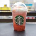 “完熟桃”の甘さが広がる！本日発売のスタバ新作「ヘブンリー ピーチ フラペチーノ」を実食レポ！ 画像