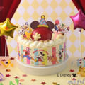 ピックを飾ったイメージ。ケーキのフィルムもカラフルなデザインで、パーティーを盛り上げる。 © Disney