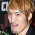 巨人チェ・ホンマン、“韓国サッカーの英雄”をお姫様抱っこ　相手は恥ずかしがって乙女のような照れ隠し 画像