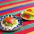 画像手前より「タコライス」1,100円、「タコス」501円(1個)
