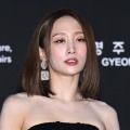 KARA・ニコル、胸元開いた衣装で際立つボリューム感！肩のタトゥーも堂々公開「美しすぎる」【PHOTO】