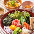 ピリ辛ポキサラダ蕎麦とバター醤油のもろこしご飯単品価格　1,390円（税込）
