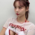 甘美な肉体に注目！“韓国で最もグラマラス”な女性芸人が大自然に降臨、圧巻ボディで馬も魅了【PHOTO】