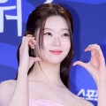 Billlieの日本人メンバー・ツキ、胸元が大胆に開いたトップスで妖艶な魅力披露【PHOTO】