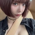 グラマー胸元が際立つ“シートベルト”ショット、「世界1位」クララが車内自撮りで見せた非現実ビジュ【PHOTO】 画像