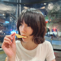 のん、夏らしい肩上ボブヘアにイメチェン！ポテチ頬張るラフな姿公開 画像