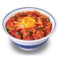 ラー油×唐辛子でカツの旨みアップ！かつや、「赤辛カツ丼」と「カレーカツ丼」が18日より新登場 画像