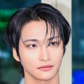 「皆生きてる？」ATEEZ・ソンファ、筋骨隆々な上半身が話題！夕陽に当たる美しい姿【PHOTO】