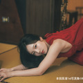 本田真凜、大人っぽい赤ドレス姿で妖艶な表情見せる！台湾のレトロ喫茶＆バーで撮影 画像