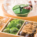 写真奥：「茶の露　ほろり」401円(1個)　写真手前：「わらび餅3色詰合せ」1,301円 (1折/きなこ、抹茶、黒糖)