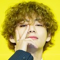 キス写真も!? Vが公開した“過去と現在”にファン大興奮　BTS、全員集合ショット公開【PHOTO】