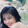 『林芽亜里 anniversary calendar photobook 2026（タイトル未定）』©KADOKAWA／写真：藤原宏