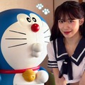 胸元張り詰める短丈セーラー服　韓国人気チアがドラえもんとの記念写真公開！「かわいい」が殺到【PHOTO】 画像