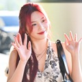 Red Velvet・ジョイ、美背中を大胆に公開！海辺で披露したしゃがみSHOTは「人魚姫」のよう【PHOTO】 画像