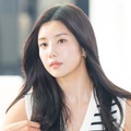 胸元のボタン弾けそう…伝説的アイドルグループのリーダーを務めた韓国歌手、グラマラス私服に熱視線 画像