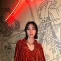 のん、“女王感”あふれるドレス姿を公開！優雅な装いでファン魅了 画像