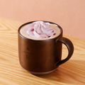 『バレルエイジド ルビー チョコレート クリーム』（※ルビーチョコレート香料使用）＜店内利用＞ ¥1,300　＜テイクアウト＞ ¥1,276