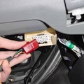 接続はクルマのハンドル下にある整備用のOBD2端子にカプラーを差し込む