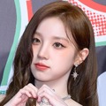露出度高すぎない？i-dle・ウギ、腰までざっくり開いた“背中丸見え”衣装にファン衝撃【PHOTO】 画像
