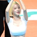 半端ないボリュームに釘付け…韓国プロ野球の金髪チアガール、純白スイムウェアSHOTでファン魅了【PHOTO】 画像