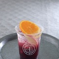 「オレンジと林檎の赤ぶどうソーダ」（アイス）（Sサイズ640円、Rサイズ690円）