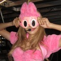 BLACKPINK・リサ、「ラブブ」生みの親と対面！サイン入りSPフィギュアのプレゼントを公開 画像