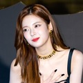 胸元にスリット…ITZY・リア、アイドルらしからぬ大胆衣装に視線釘付け「やばい」【PHOTO】 画像
