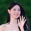 限界の“ひもドレス”で話題を集めたi-dle・ミヨン、ボリューム感際立つタイトドレス姿で魅了！【PHOTO】 画像