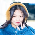 BLACKPINK・ジェニー、“お家デート感”あふれるナチュラル美貌…コラボヘッドフォン姿に反響【PHOTO】 画像