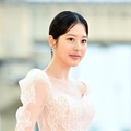 IVE・ウォニョンの姉ダア、“美デコルテ”輝くドレス姿に視線釘付け！「本物のお姫様かと…」【PHOTO】 画像