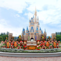 シンデレラ城前の新規デコレーション©Disney